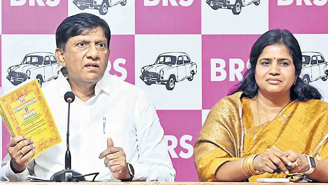 ఫిరాయింపు నిరోధక చట్టానికి తూట్లు.. రాజ్యాంగాన్ని అపహాస్యం చేసిన స్పీకర్‌ గడ్డం ప్రసాద్‌