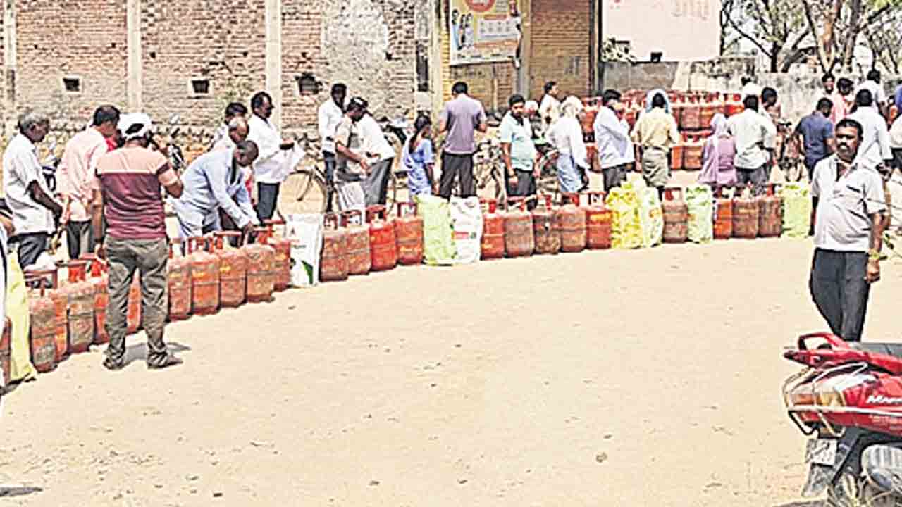 వంటగ్యాస్‌ కోసం తండ్లాట.. గంటల తరబడి జనం బారులు