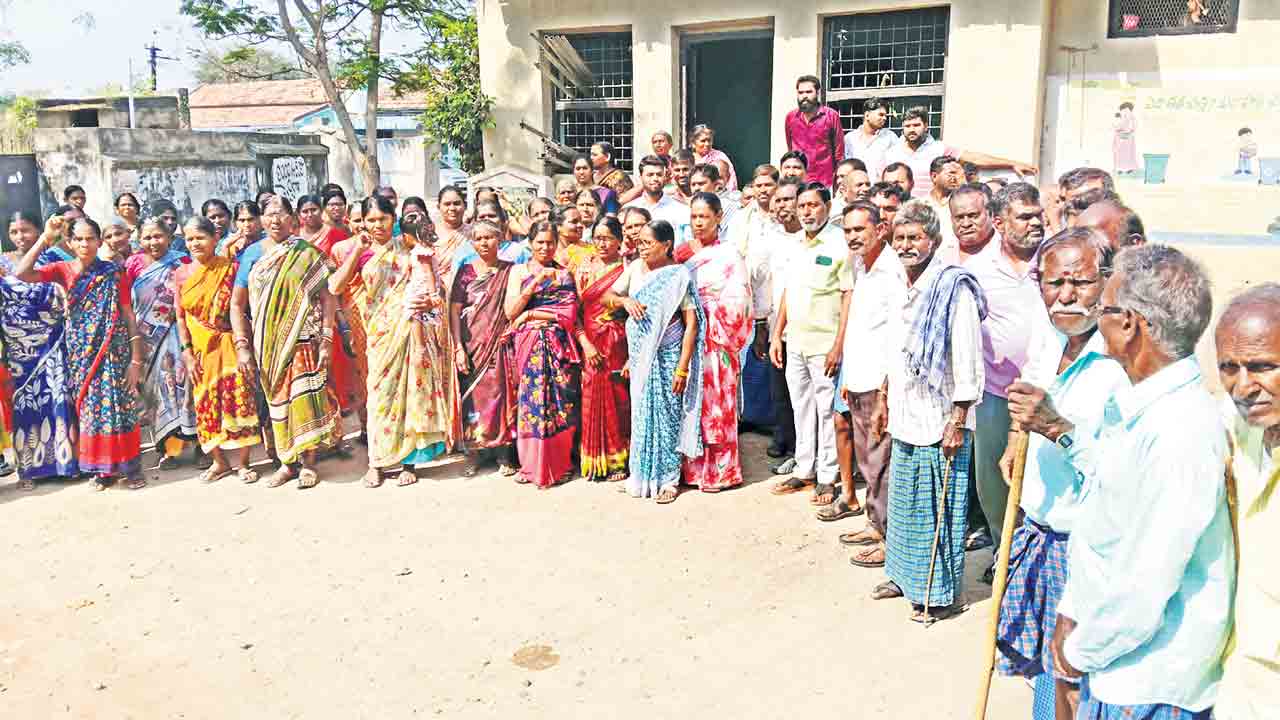 మా గోడు పట్టించుకోండి.. నారాయణపూర్‌ను ముంపు గ్రామంగా ప్రకటించండి