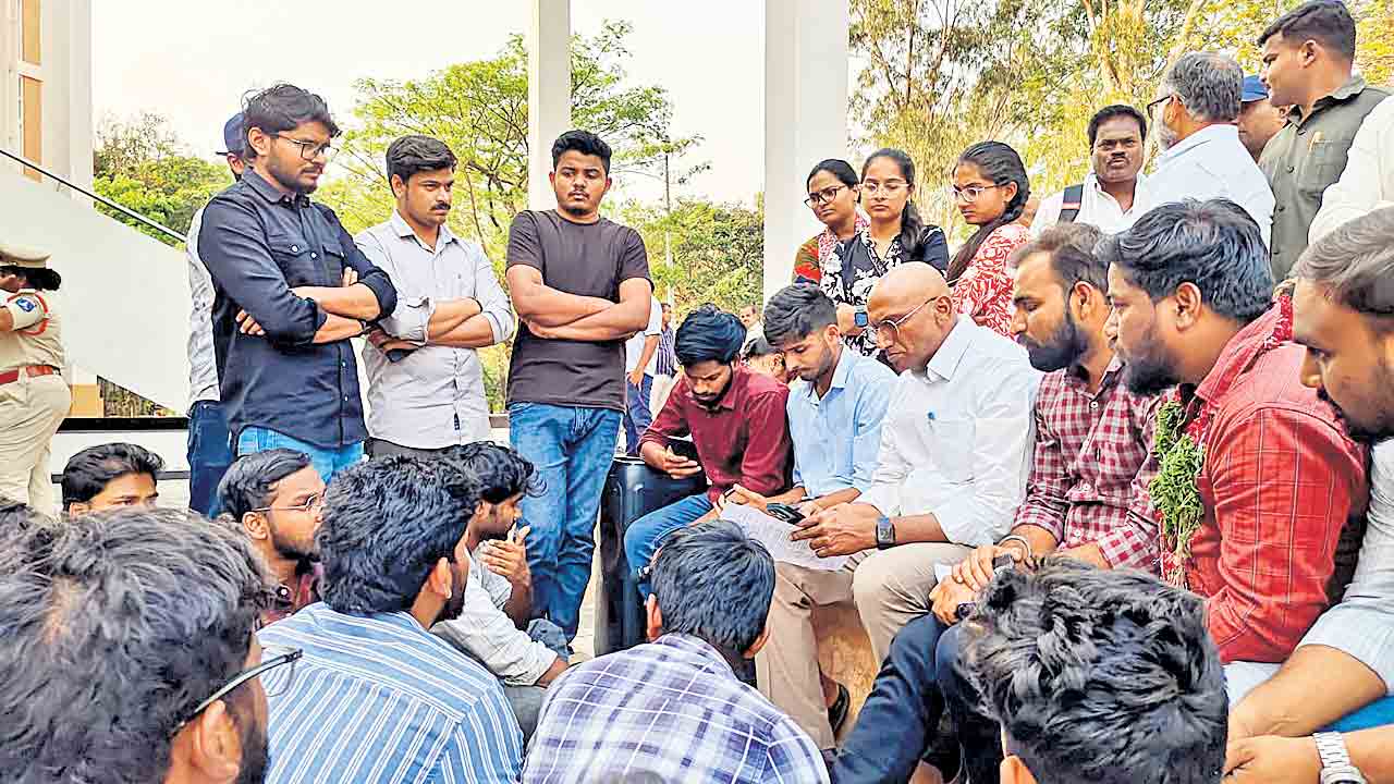 ఆందోళనతో దిగొచ్చిన అగ్రి వర్సిటీ.. విద్యార్థుల ఉపకార వేతనాలు పెంచేందుకు హామీ