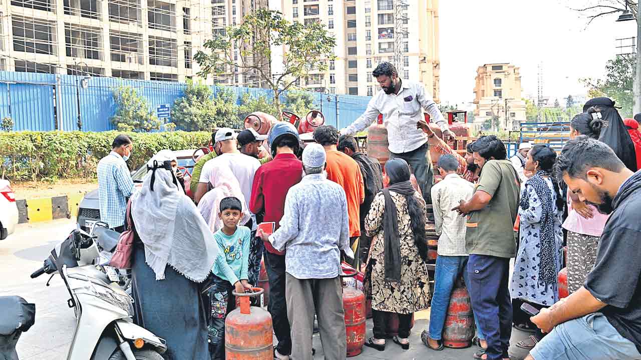 బుకింగ్‌లో ఆంక్షలు.. డెలివరీలో జాప్యం