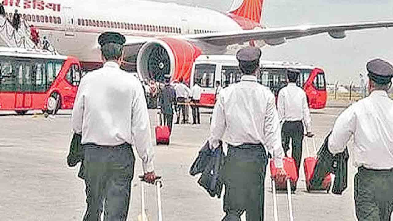 ఫ్రీ టికెట్లు అమ్ముకున్న ఎయిరిండియా ఉద్యోగులు