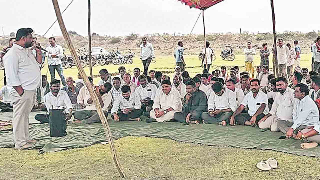 సాగునీటి పనులపై వివక్ష ఎందుకు.. రెండు కిలోమీటర్ల పనులు కూడా పూర్తిచేయలేరా?