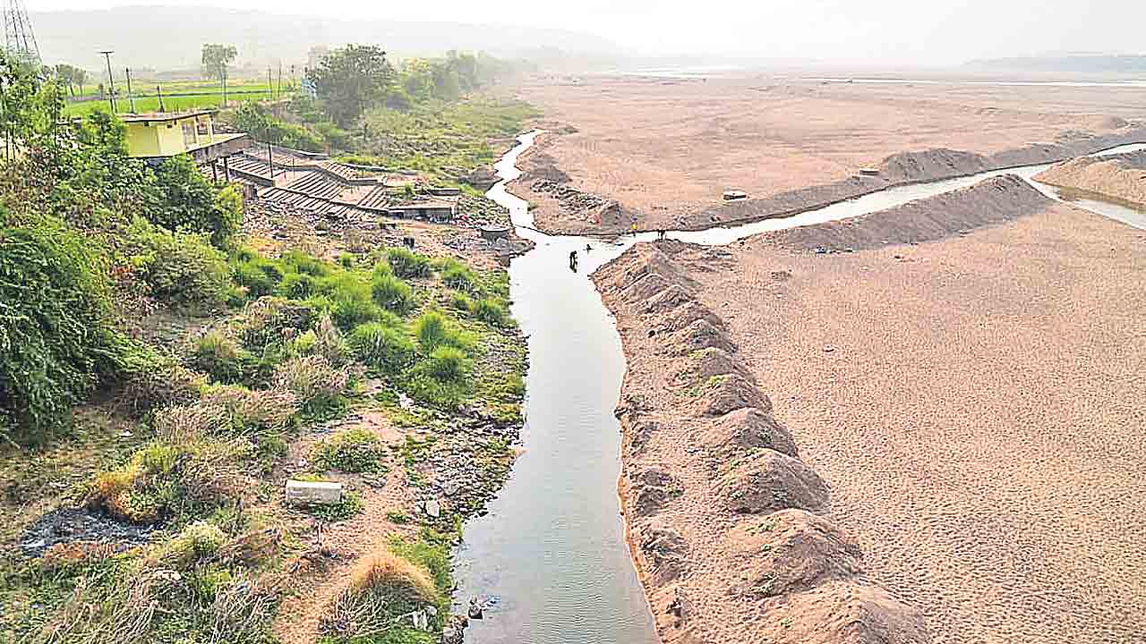 సాగునీటి కోసం.. సొంత డబ్బులతో కాలువ