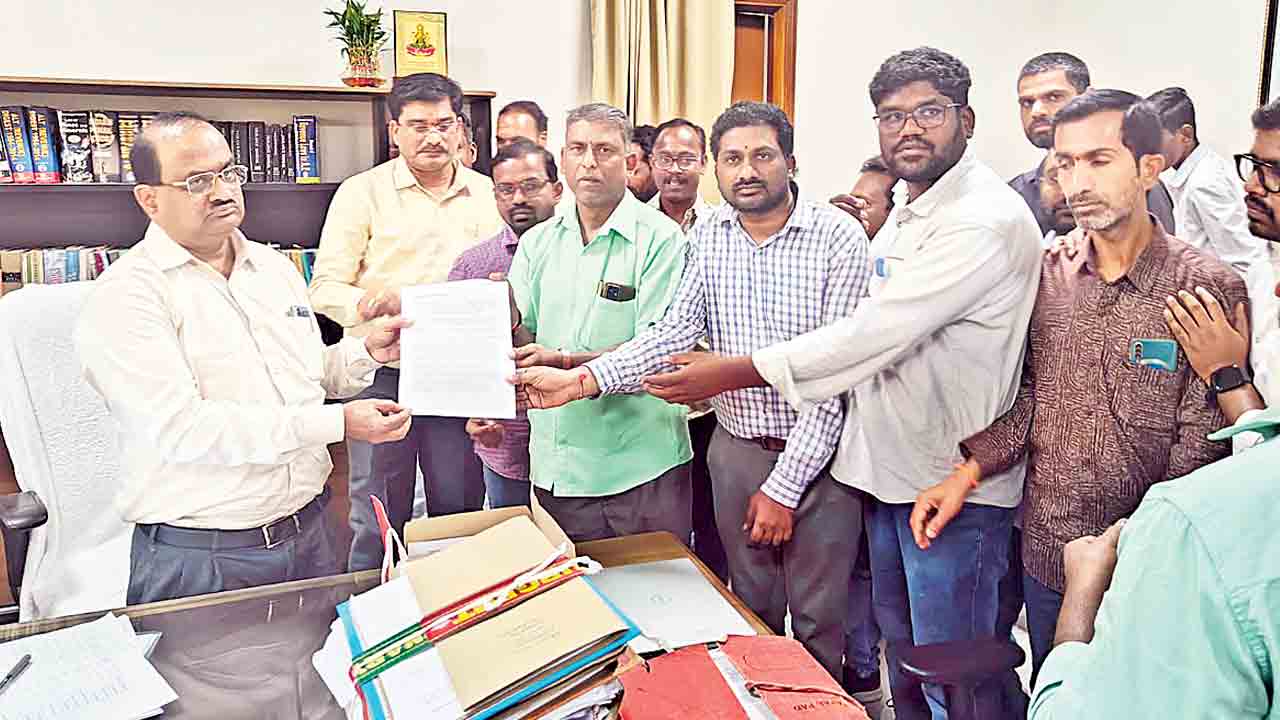 ఔట్‌సోర్సింగ్‌కు మంగళం.. ఈనెల 31 తర్వాత టైపిస్ట్‌ ఆపరేటర్లు విధుల్లోకి రావద్దంటూ ప్రభుత్వం ఉత్తర్వులు