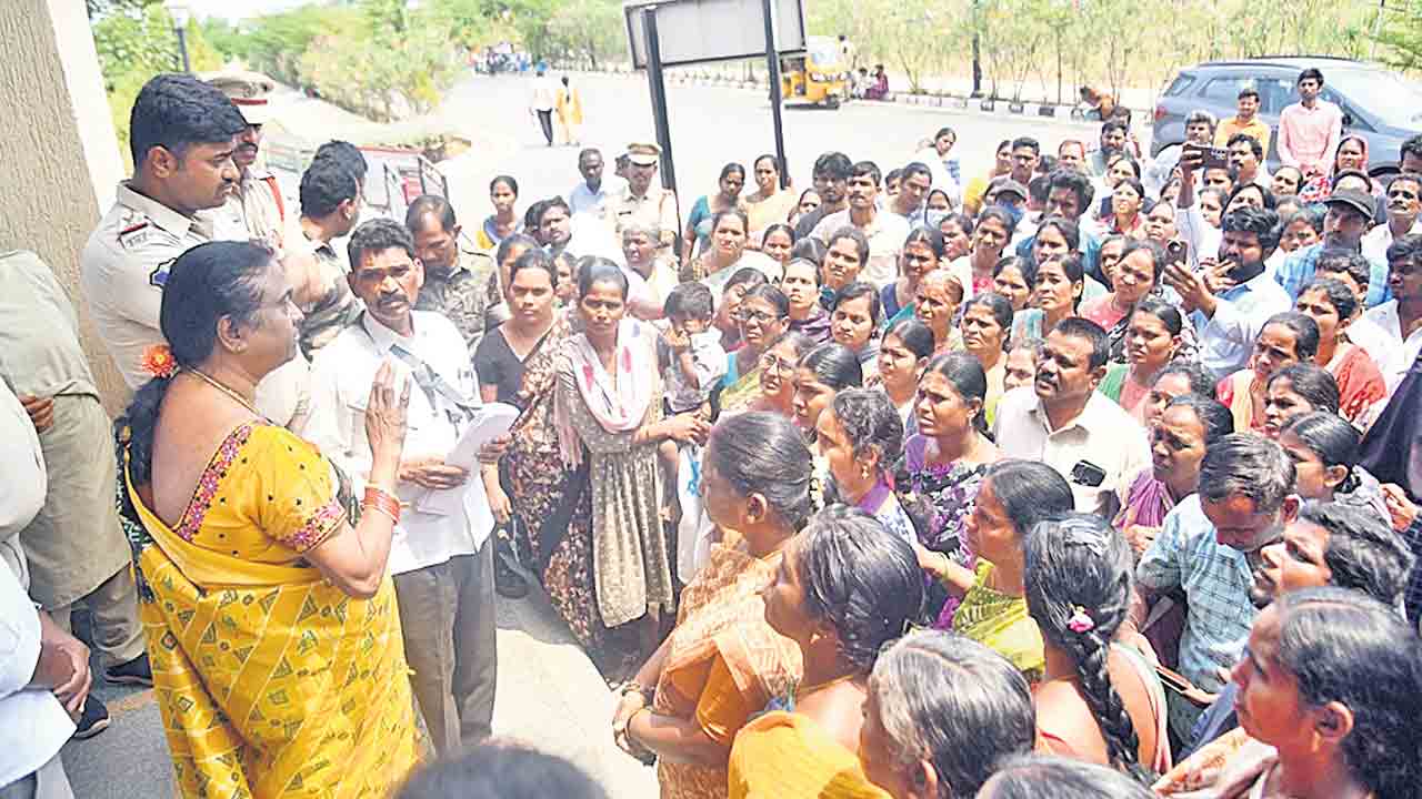 ఇండ్ల స్థలాలు ఇప్పించండి.. ఖమ్మం కలెక్టరేట్‌కు వెలుగుమట్ల బాధితులు