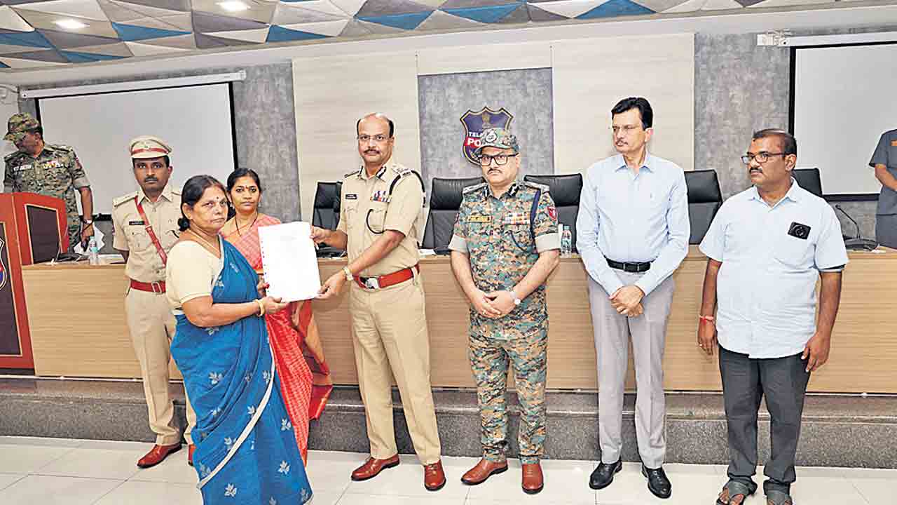 ‘బలిమెల’ అమరుల కుటుంబాలకు ఇండ్ల స్థలాలు