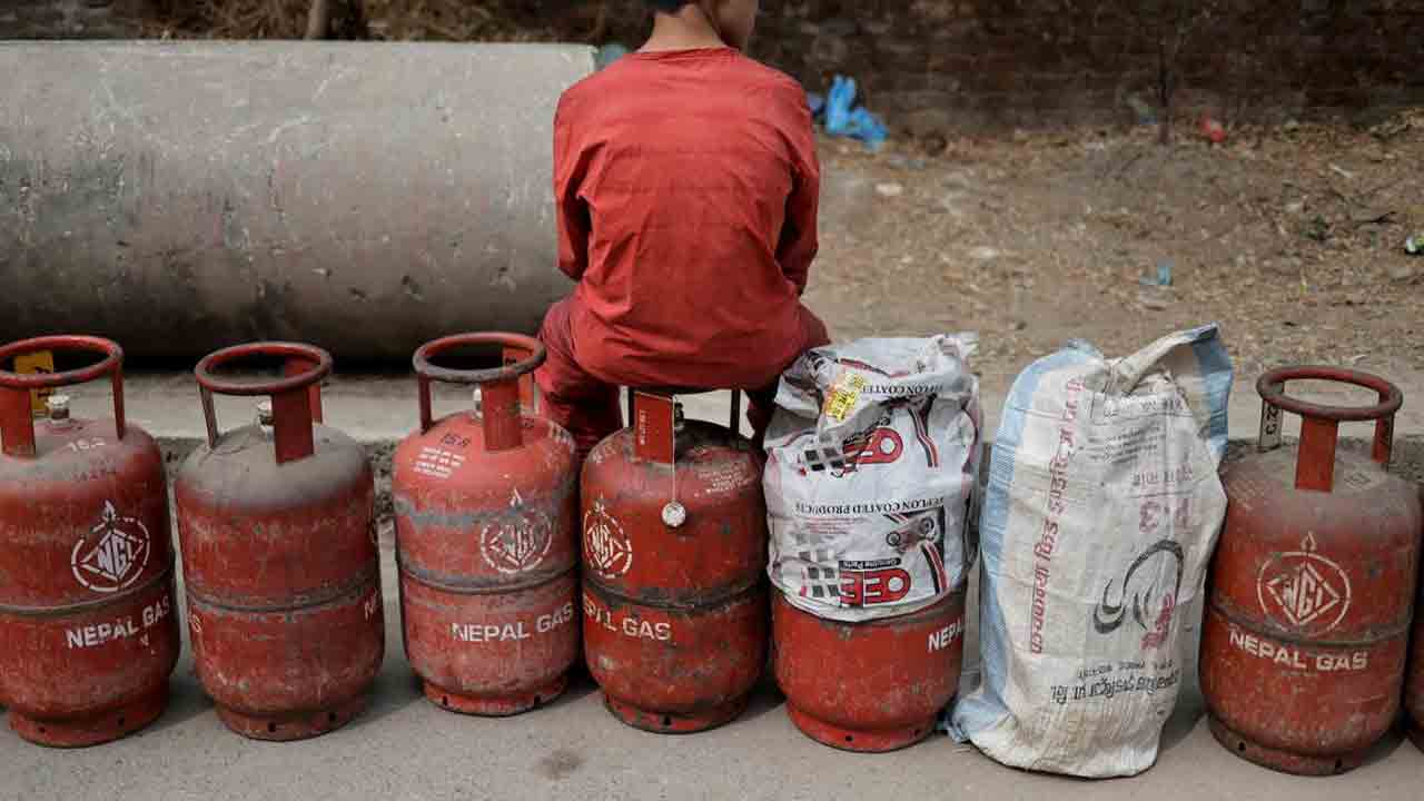 మాజీ జడ్జి ఇంట్లో 4 సిలిండర్లు చోరీ