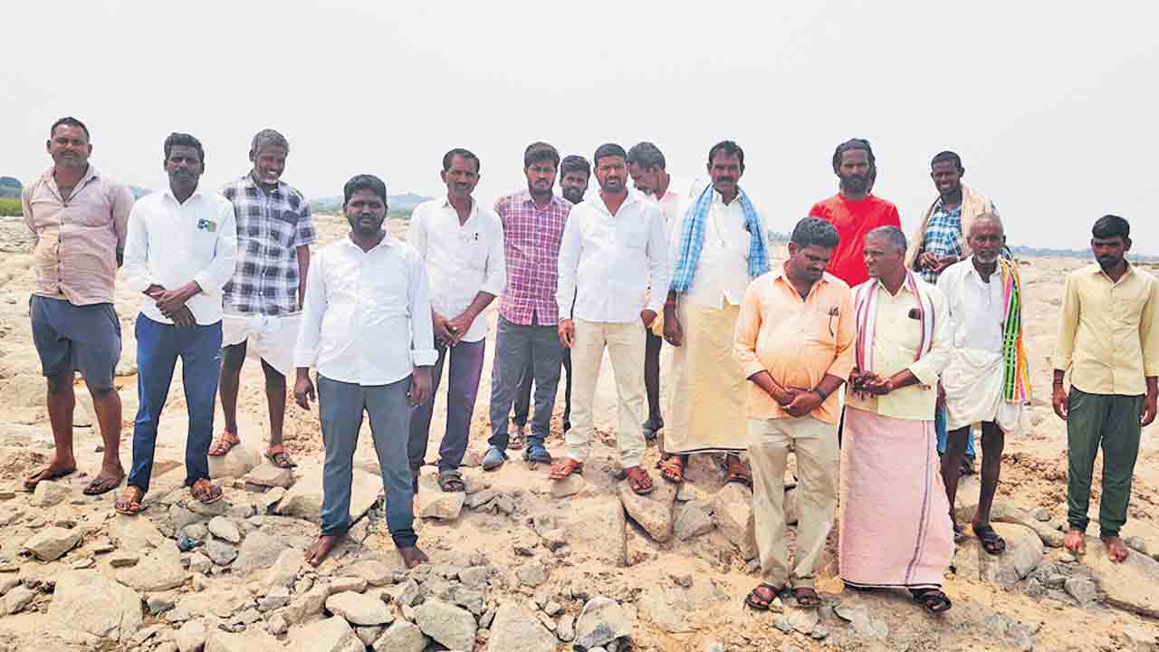 సాగునీటి కోసం రైతుల ఆందోళన.. వెలవెలబోతున్న కృష్ణానది