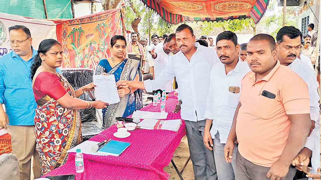 రేడియల్‌ రోడ్డేస్తే దున్నేస్తం.. ఈ రోడ్డు కోసం భూములియ్యం