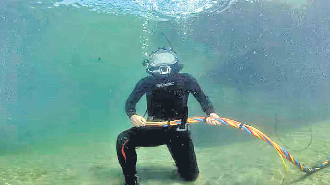 గ్లోబల్‌ ఇంటర్నెట్‌పై కత్తి.. సముద్ర గర్భ ఫైబర్‌ కేబుళ్లపై దాడులు జరగొచ్చని భయం