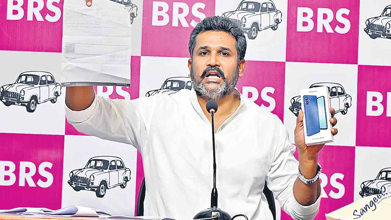 స్మార్ట్‌ఫోన్ల టెండర్లలో 30 కోట్ల కుంభకోణం!