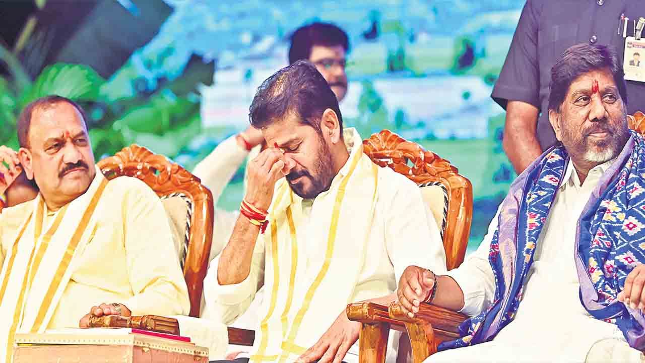 Ugadi Panchangam | మైకు దొరికిందని అతిగా మాట్లాడొద్దు.. ప్రభుత్వ ఉగాది వేడుకల్లో సంతోష్‌కుమార్‌ శాస్త్రి పంచాంగ పఠనం