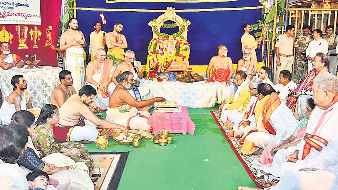 వైభవంగా.. ఉగాది వేడుకలు.. ఉమ్మడి జిల్లోలోని పలు ఆలయాల్లో ప్రత్యేక పూజలు, పంచాంగ శ్రవణ కార్యక్రమాలు