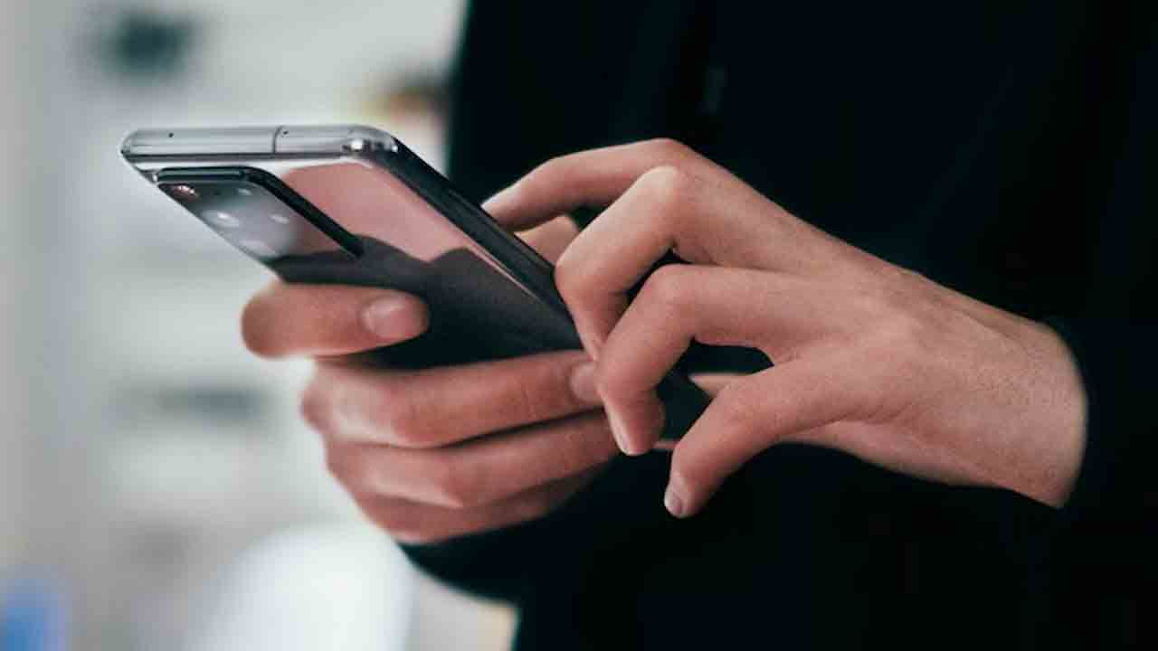 స్మార్ట్‌ఫోన్లలో ఆధార్‌ యాప్‌ ప్రీఇన్‌స్టలేషన్‌!