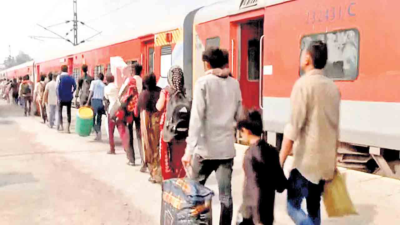 వలస బతుకులపై గ్యాస్‌ పిడుగు.. ఉపాధి లేక ఆకలితో కార్మికుల పస్తులు