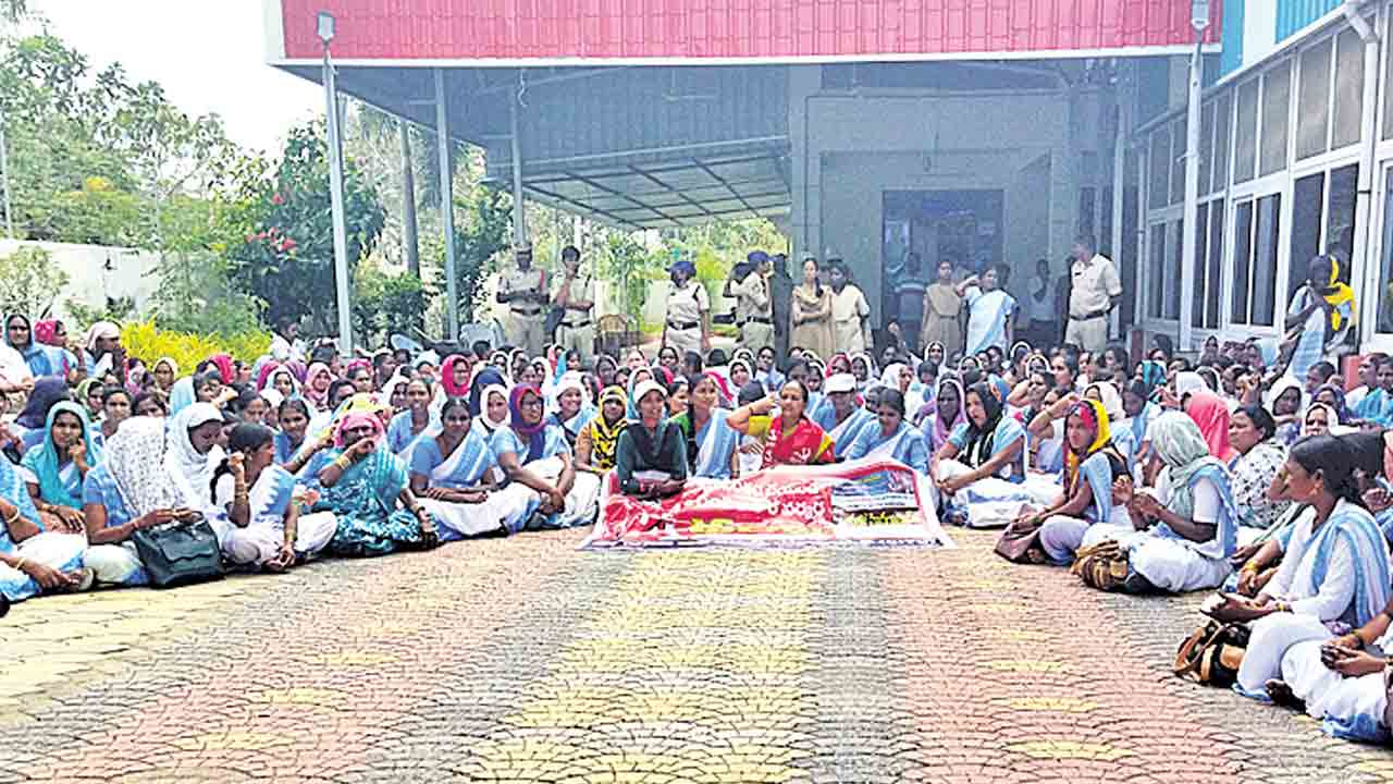 కదంతొక్కిన ఆశా వర్కర్లు.. మంత్రుల క్యాంపు ఆఫీసుల ముట్టడి