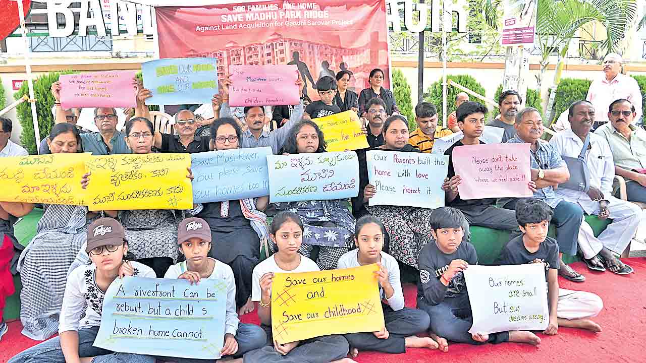 మా బతుకులను కూల్చొద్దు.. కన్నీటి పర్యంతమైన ‘మూసీ’ మధుపార్క్‌ వాసులు