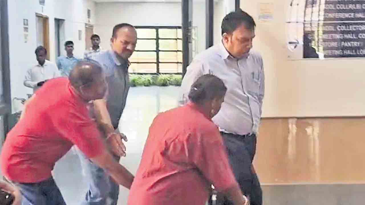 కలెక్టర్‌ కాళ్లు పట్టుకున్న దళిత దంపతులు