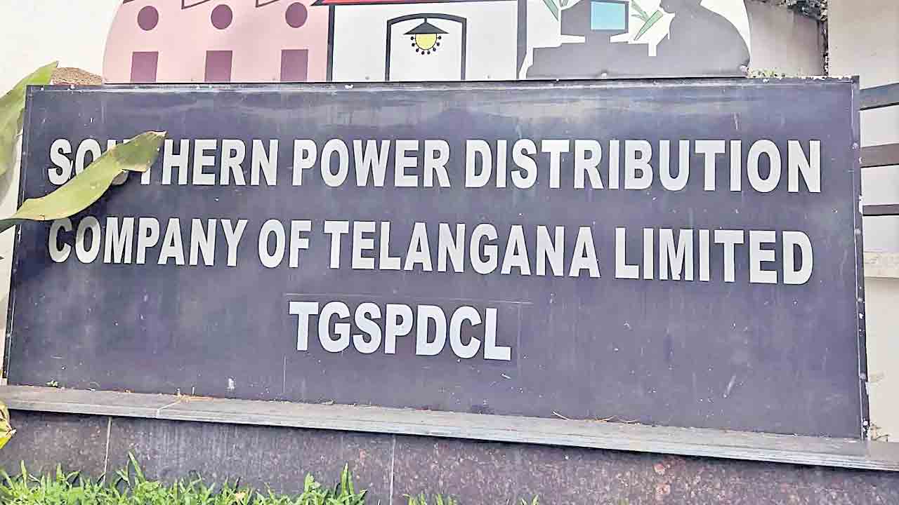 రైతు డిస్కమ్‌, దక్షిణ డిస్కమ్‌ మధ్య జగడం.. చాంబర్లు, అధికారుల కేటాయింపుపై పంచాయితీ