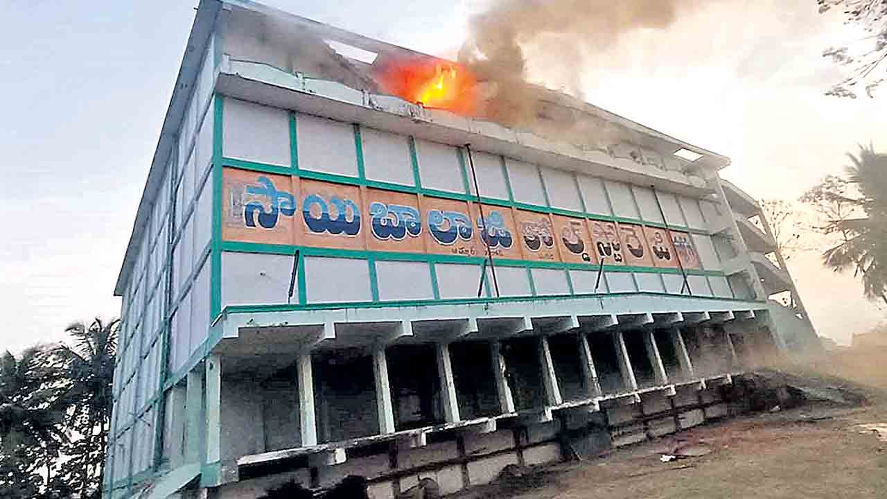 25 కోట్ల విలువైన మిర్చి బుగ్గిపాలు.. సాయిబాలాజీ కోల్డ్‌ స్టోరేజీలో భారీ అగ్ని ప్రమాదం