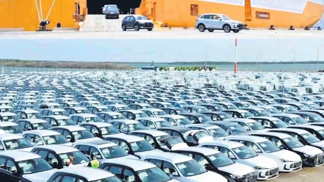 కెన్యా తీరంలో చిక్కుకుపోయిన లగ్జరీ కార్లు