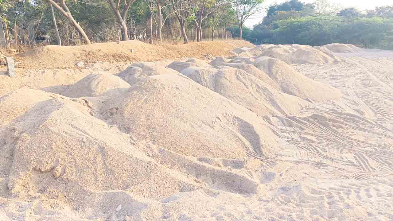 పొద్దంతా డంప్‌లు.. రాత్రయితే రవాణా