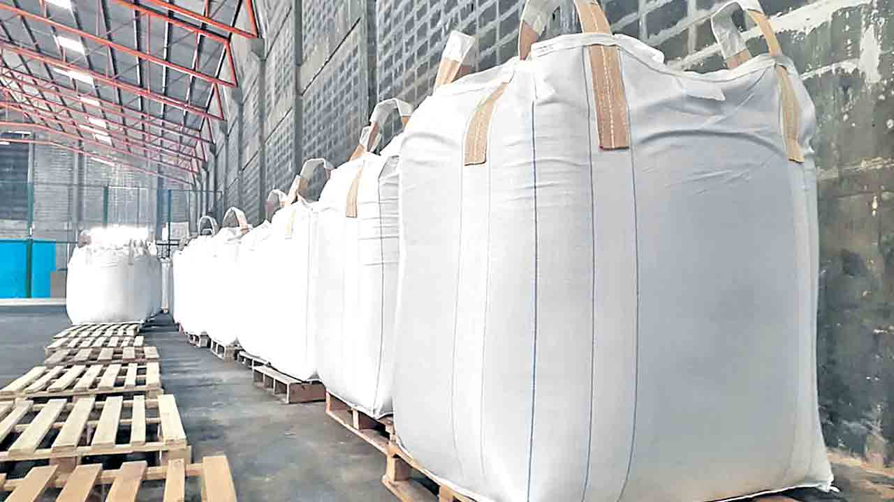 యూరియాకు గ్యాస్‌ సెగ సగం సామర్థ్యంతో నడుస్తున్న ప్లాంట్లు