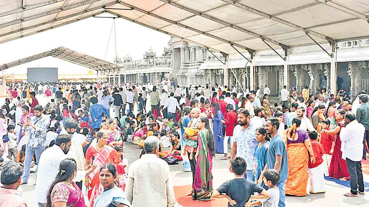 భక్తులతో కిటకిటలాడిన యాదగిరి గుట్ట