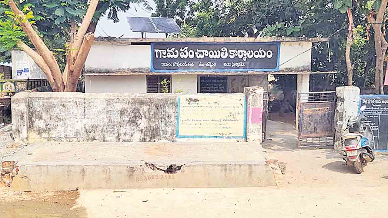 మహాత్మా.. ఇదేం న్యాయం.. మహాత్మా గాంధీ ఉపాధి పథకానికి రాజకీయ రంగు