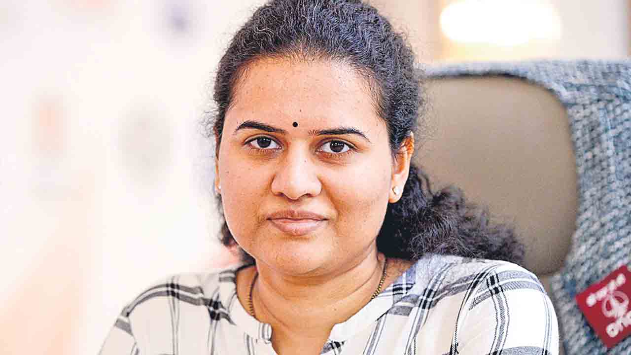 యుద్ధ వాతావరణంలో ఆడలేను