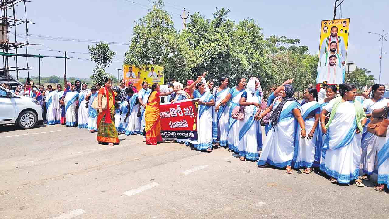 ఆశా కార్యకర్తల ఆందోళన.. జిల్లా కేంద్రాల్లో రాస్తారోకోలు