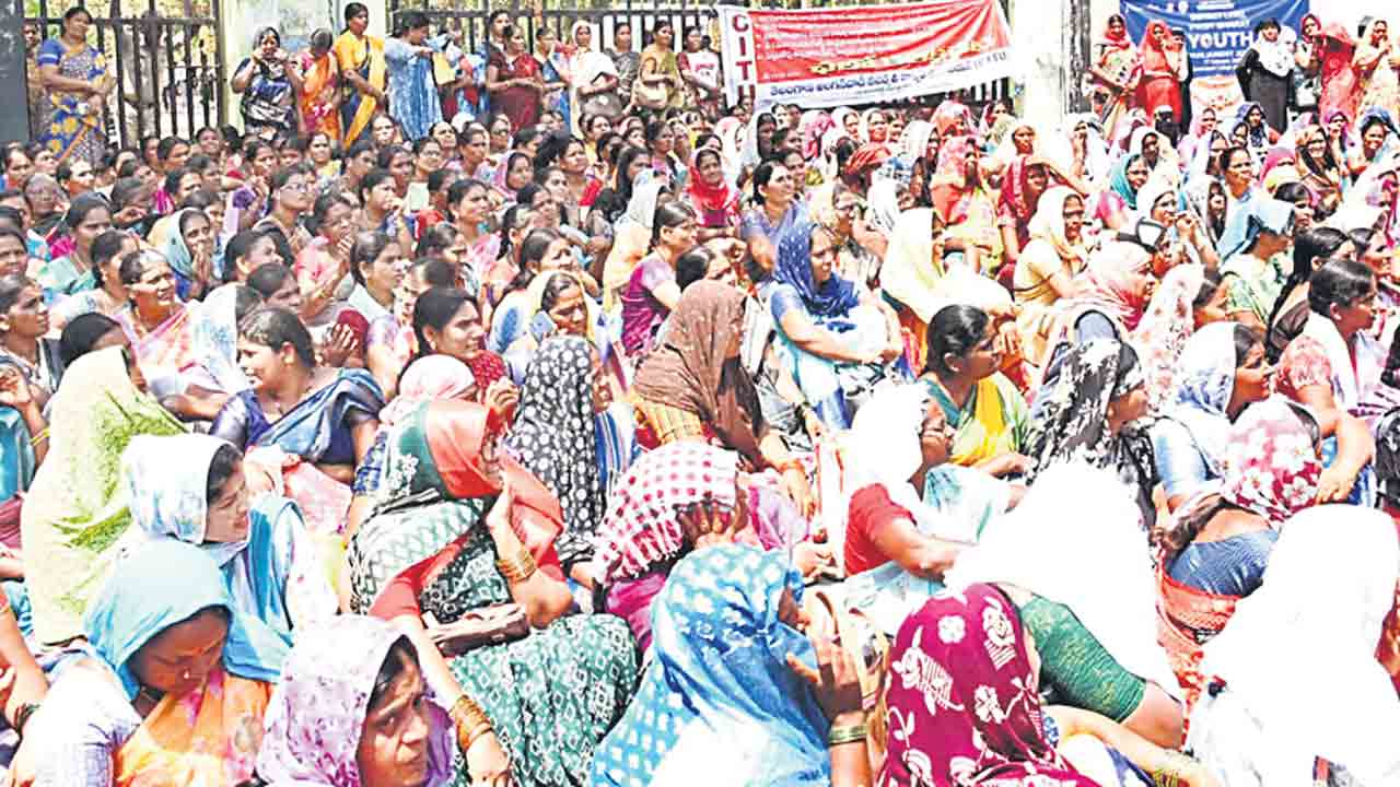 వేతన పెంపుపై అసెంబ్లీలో ప్రభుత్వం ప్రకటించాలి