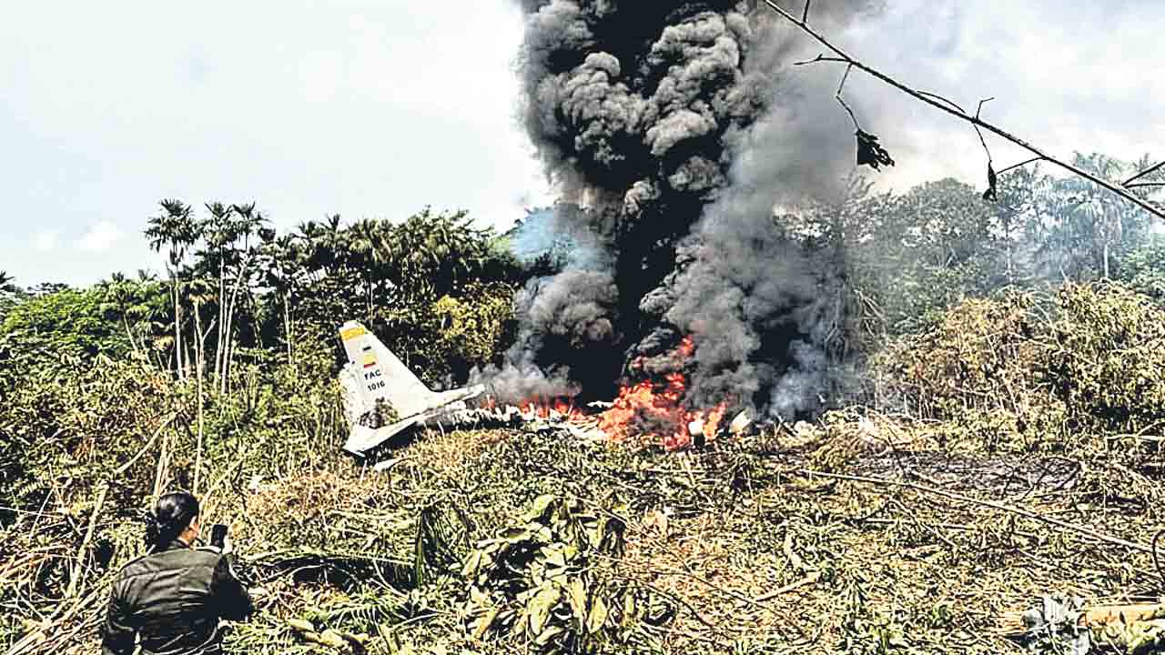 కుప్పకూలిన సైనిక విమానం.. కొలంబియాలో ప్రమాదం