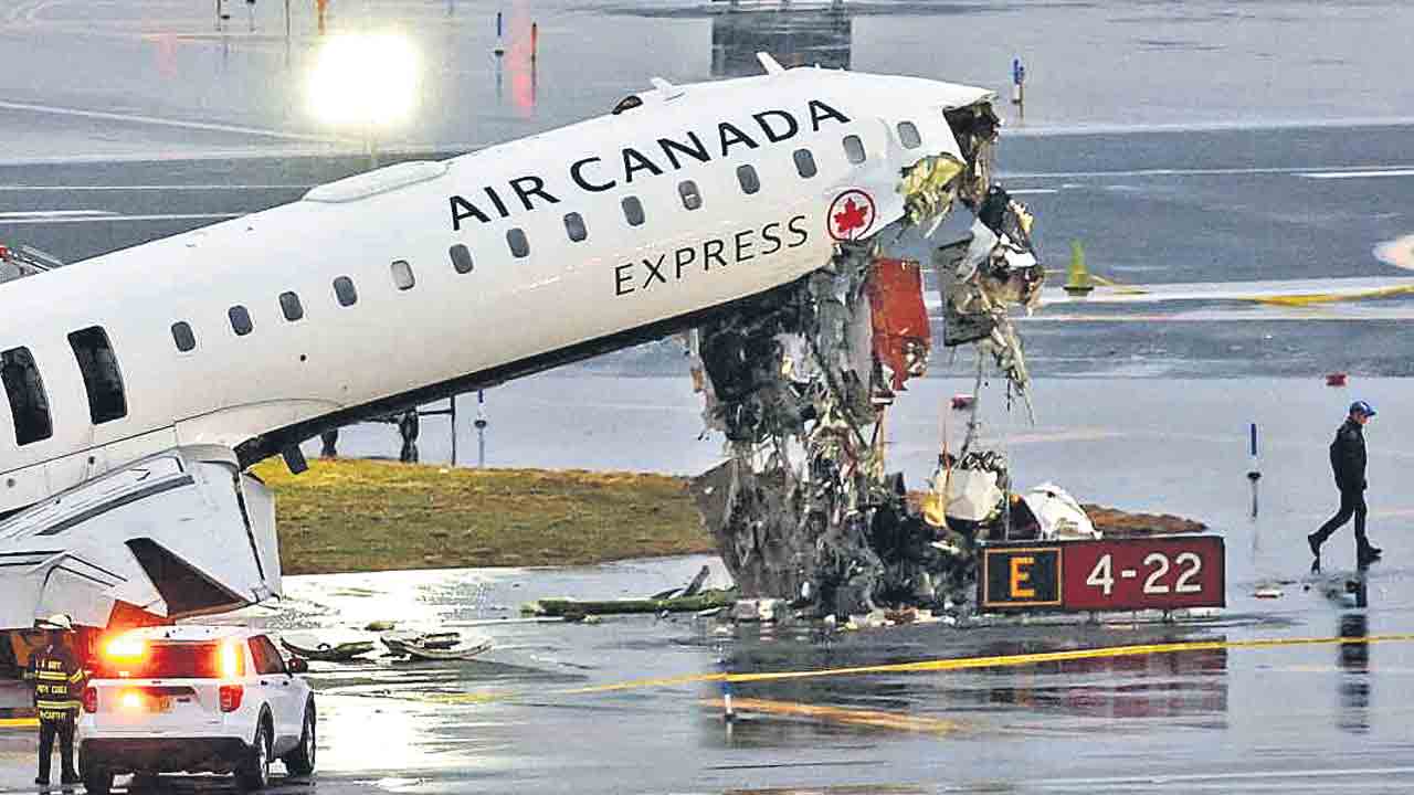 ట్రక్‌ను ఢీ కొన్న విమానం.. న్యూయార్క్‌లో పైలట్‌, కో-పైలట్‌ మృతి