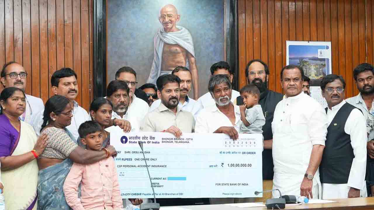 ప్రమాద బీమా చెక్కుల అందజేత