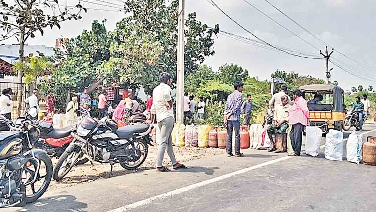 తప్పని గ్యాస్‌ తిప్పలు.. సిలిండర్ల కోసం ఏజెన్సీల ఎదుట పడిగాపులు