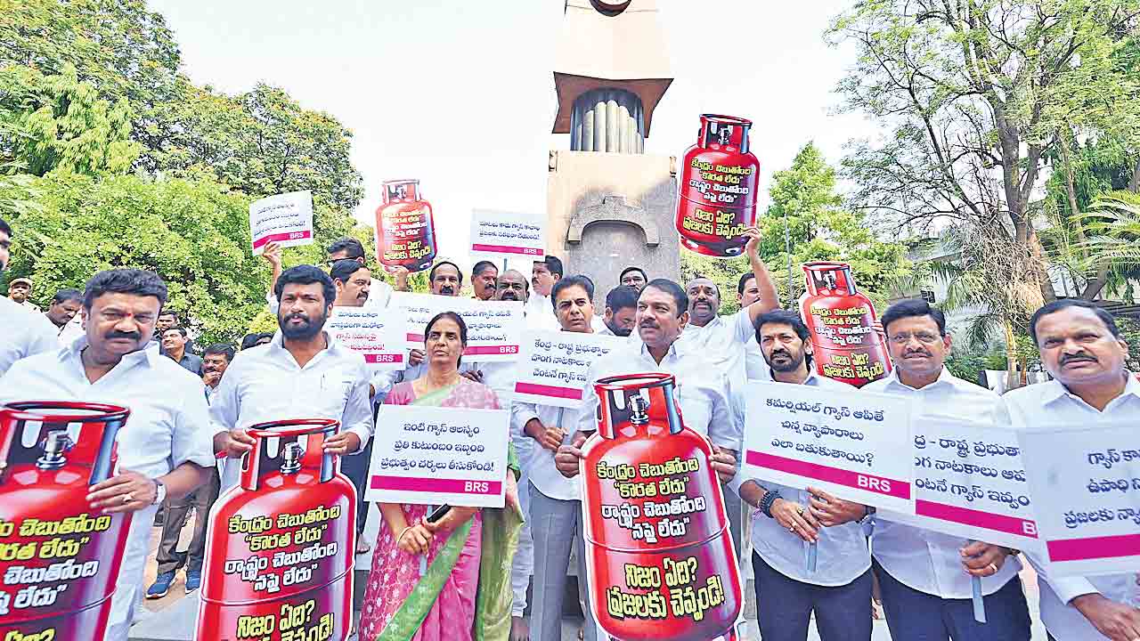 గ్యాస్‌ కొరతపై పాలకుల దోబూచులాట.. బీఆర్‌ఎస్‌ వర్కింగ్‌ ప్రెసిడెంట్‌ కేటీఆర్‌