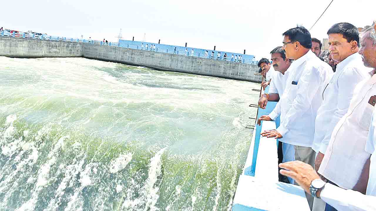 ‘పాలమూరు’ను పడావు పెట్టిన్రు.. నీటి వనరులు లేనిచోట ప్రాజెక్టా?