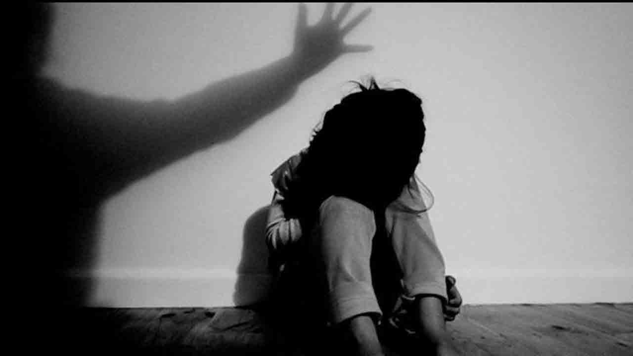 విద్యార్థినితో ఉపాధ్యాయుడి అసభ్య ప్రవర్తన!