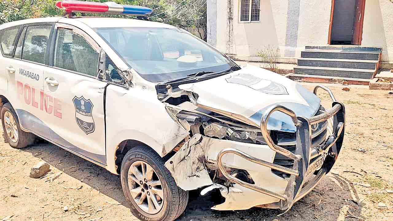 రెచ్చిపోయిన ఇసుక మాఫియా.. పెట్రోలింగ్‌ వాహనాన్ని ఢీకొట్టిన ఇసుక ట్రాక్టర్‌