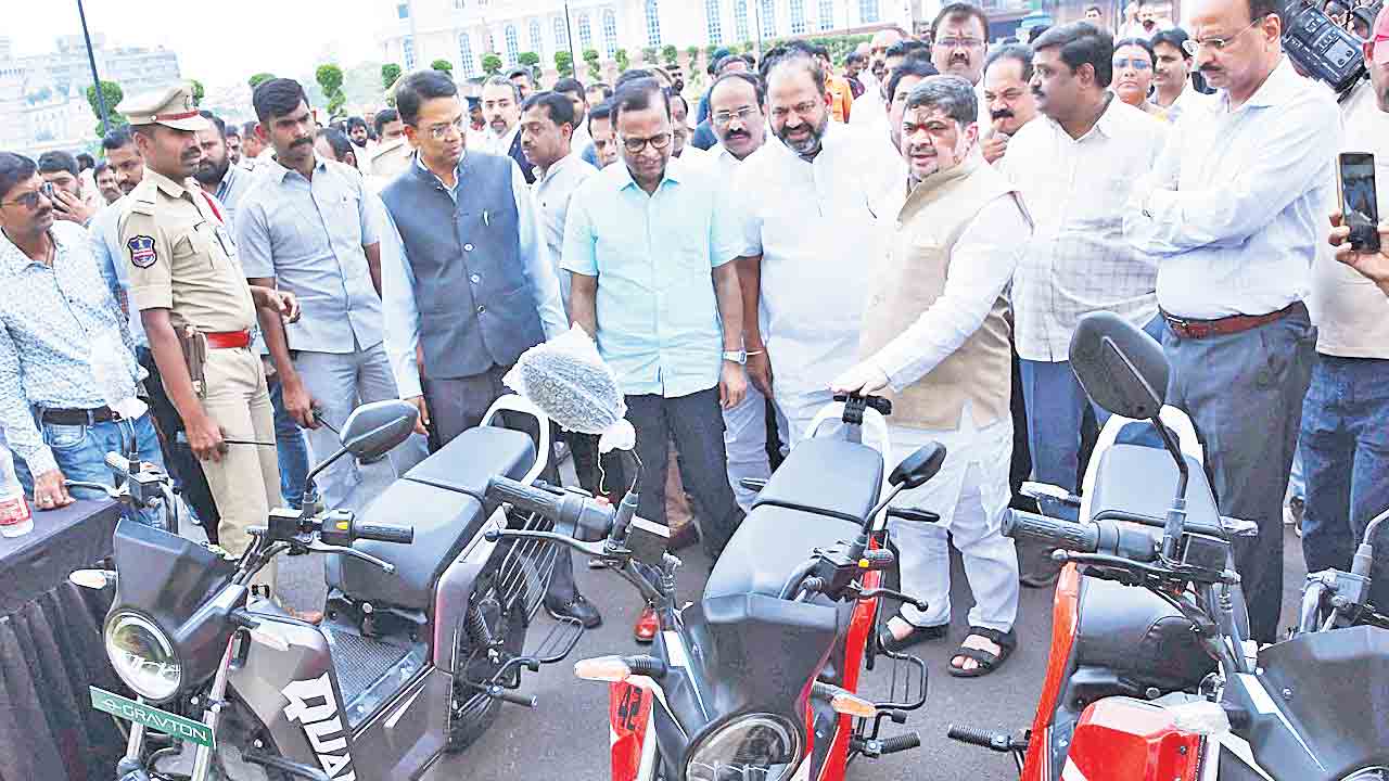 ఉద్యోగులకు రాయితీపై ఎలక్ట్రిక్‌ వాహనాలు : పొన్నం