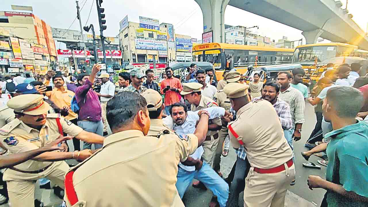 దిల్‌సుఖ్‌నగర్‌లో నిరుద్యోగుల మెరుపు ధర్నా