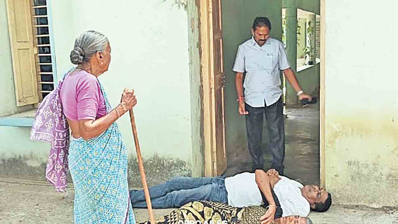 ఎంపీడీవో ఎదుట కాంట్రాక్టర్‌ ఆత్మహత్యాయత్నం