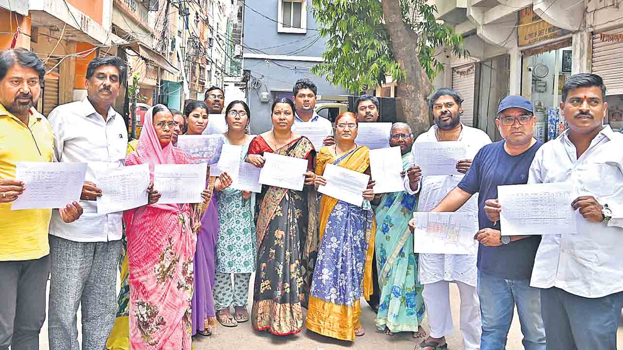 మా ఇండ్లు కూల్చొద్దు.. ఆసుపత్రి నిర్మాణానికి సరిపడా స్థలం ఉన్నా.. ఇండ్లు కూల్చాల్సిన అవసరం ఏముంది?