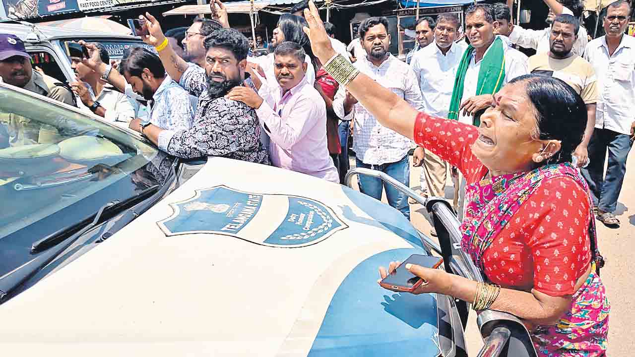 ప్రాణాలు పోయినా భూములియ్యం.. ఉన్న భూమినీ గుంజేసుకుంటే బతికేదెట్లా?