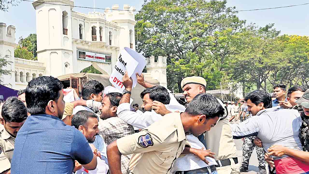 నిరసనపై ఉక్కుపాదం.. నిరుద్యోగుల అసెంబ్లీ ముట్టడి అడ్డగింత