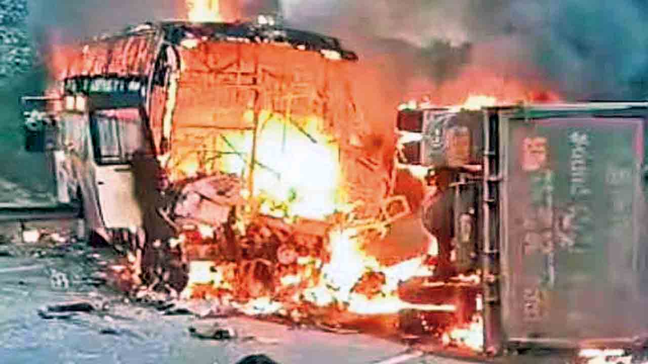 ఏపీలో ఘోర రోడ్డు ప్రమాదం 14 మంది సజీవ దహనం