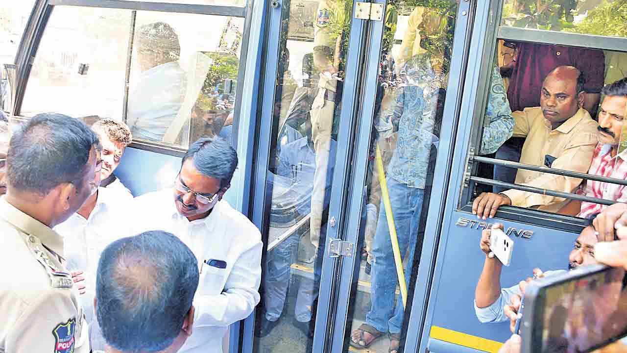 వనపర్తిలో బీఆర్‌ఎస్‌ నాయకుల అక్రమ అరెస్టు