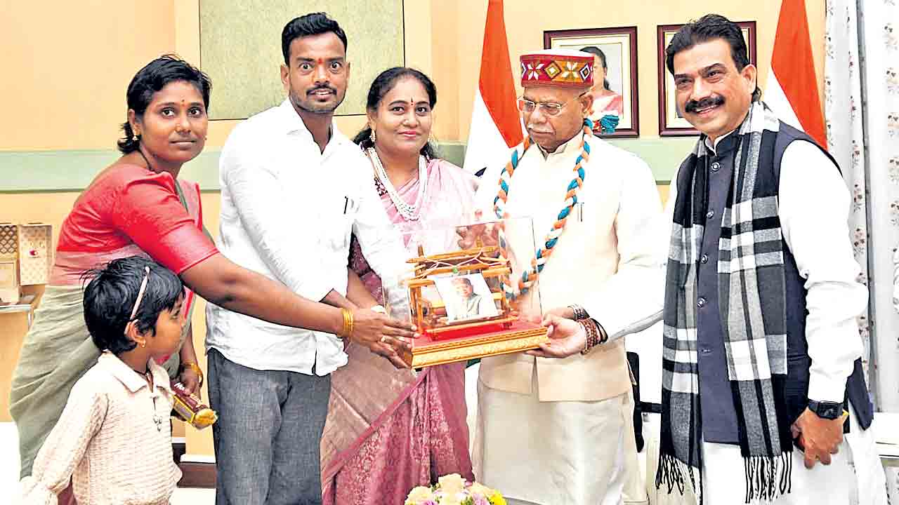 చేనేత కళాకారుడికి గవర్నర్‌ అభినందనలు